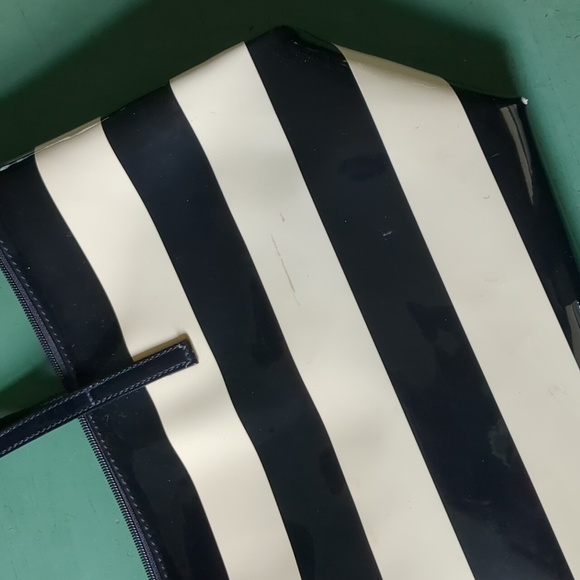 KATE SPADE BLACK & BEIGE PATENT LEATHER BAG - Picture 8 of 16